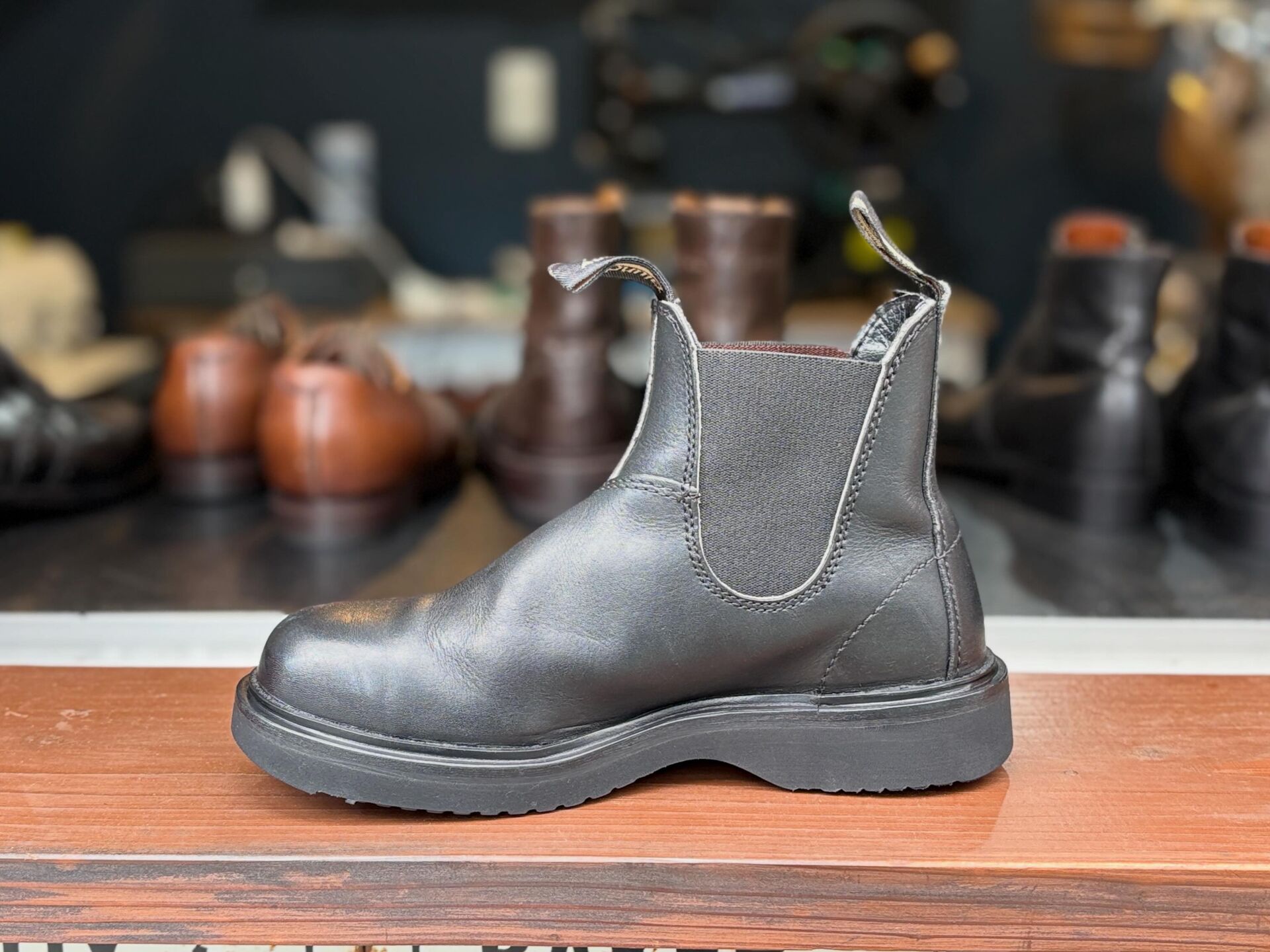 【Blundstone（ブランドストーン）】メーカーが断る「加水分解」を救う！お気に入りのブーツをVibramソールで一生モノに変える復活劇